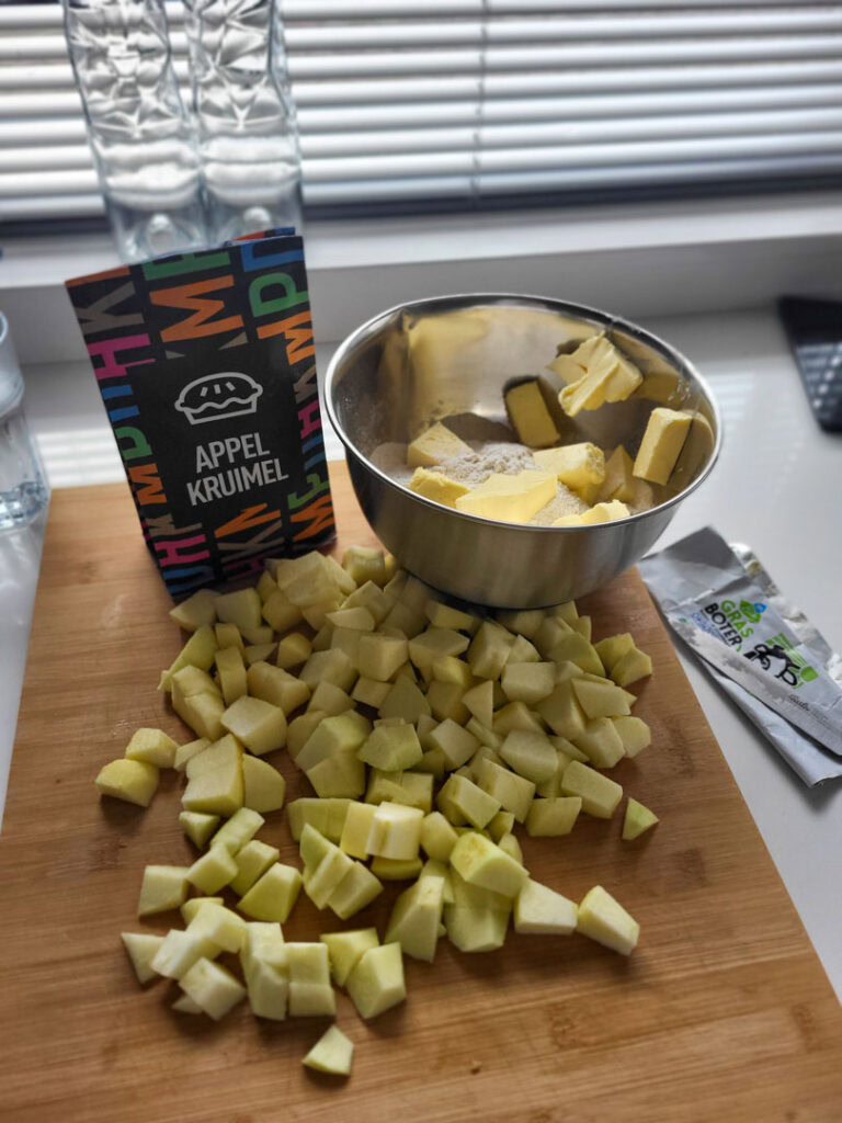 Zelfgemaakte appelkruimel met DHKMP mix en verse appels