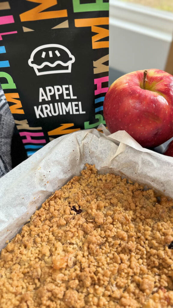 Goudbruine appelcrumble van eigen graan