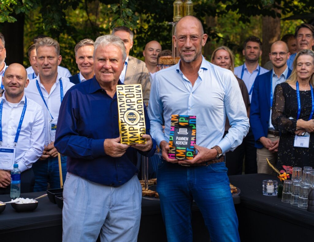 Guus Hiddink ontvangt Graan Cru Primeur bij De Heikamp